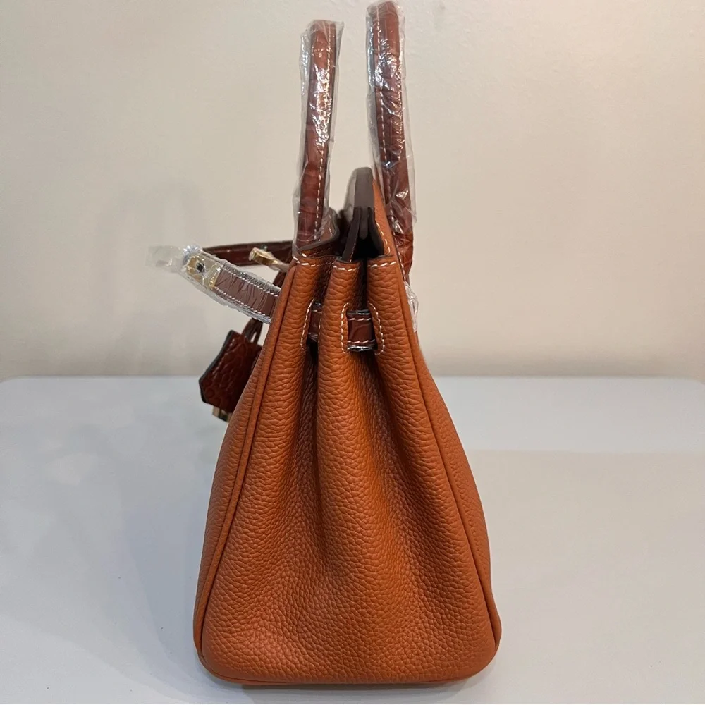 25 cm genuine Togo leather featuring an embossed crocodile print. - Picture 4 of 11